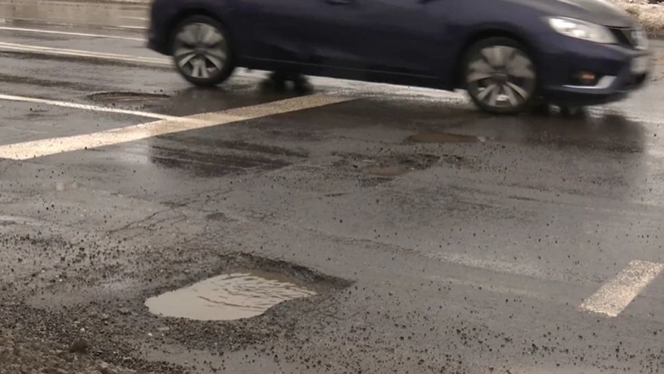 Românii au cratere pe străzi, chiar dacă plătesc impozite mărite. Condițiile mai bune promise de Bolojan prin creșterea taxelor, inexistente - VIDEO