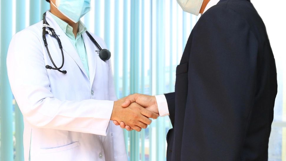 Medic chirurg, reținut pentru luare de mită: prins în flagrant când primea 1.000 de lei pentru a opera o femeie