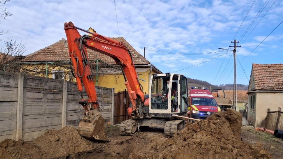 Misiune contracronometru în Sibiu: bărbat prins sub un mal de pământ, transportat de urgență la spital