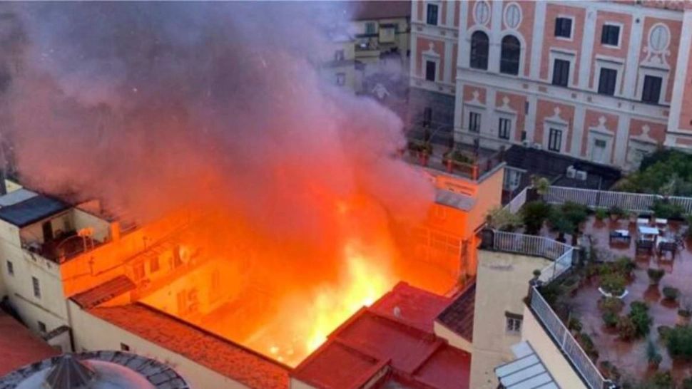 Incendiu devastator în centrul orașului Napoli: un teatru cu tradiție de peste două secole, distrus de flăcări