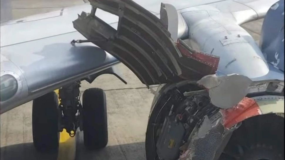 Explozie la bordul unui avion: pasagerii au surprins imagini șocante cu motorul care a sărit în aer