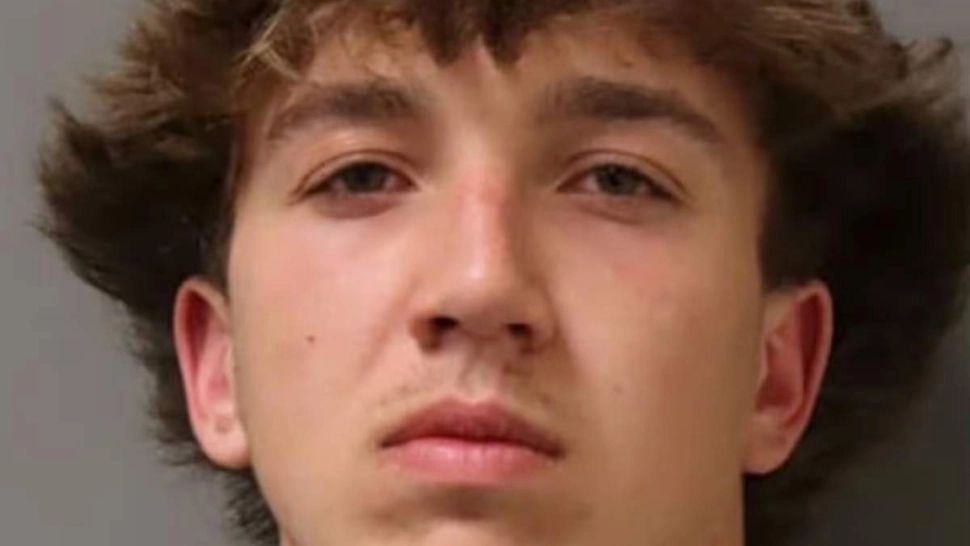 Adolescent de 17 ani, reținut după ce și-a incendiat un prieten. Scenele au ajuns pe internet