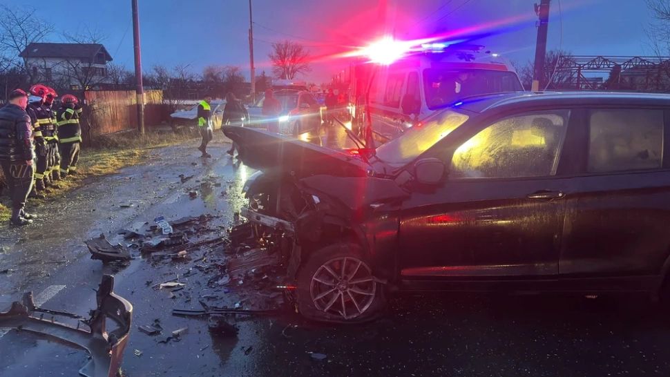 Coliziune în județul Galați. Mai mulți răniți după ce un autoturism a intrat pe contrasens