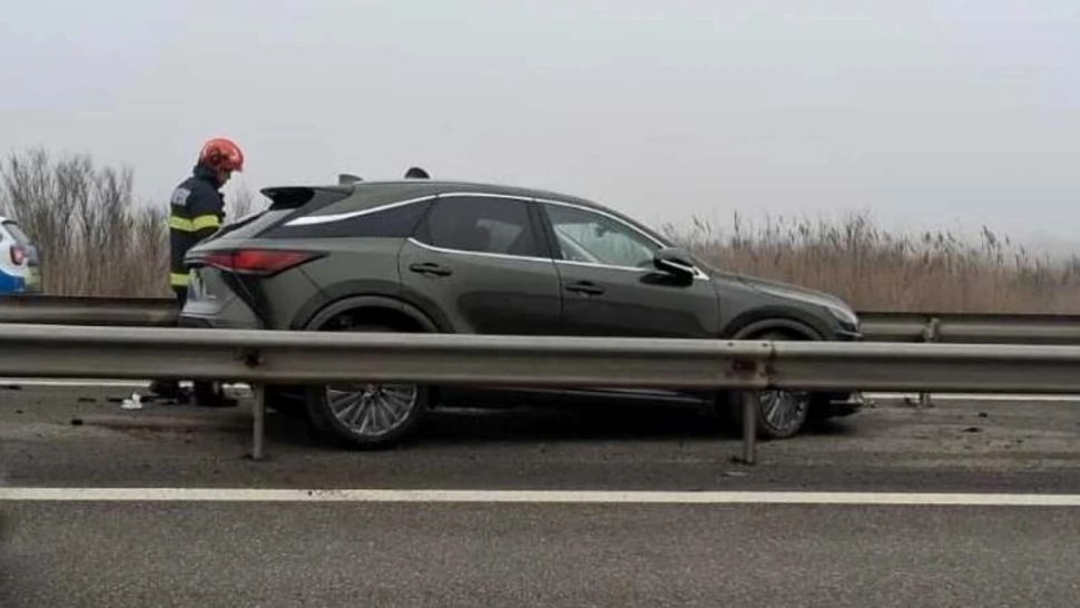 Accident neobișnuit pe Autostrada A1: un autoturism transportat pe platformă a căzut între glisierele mediane