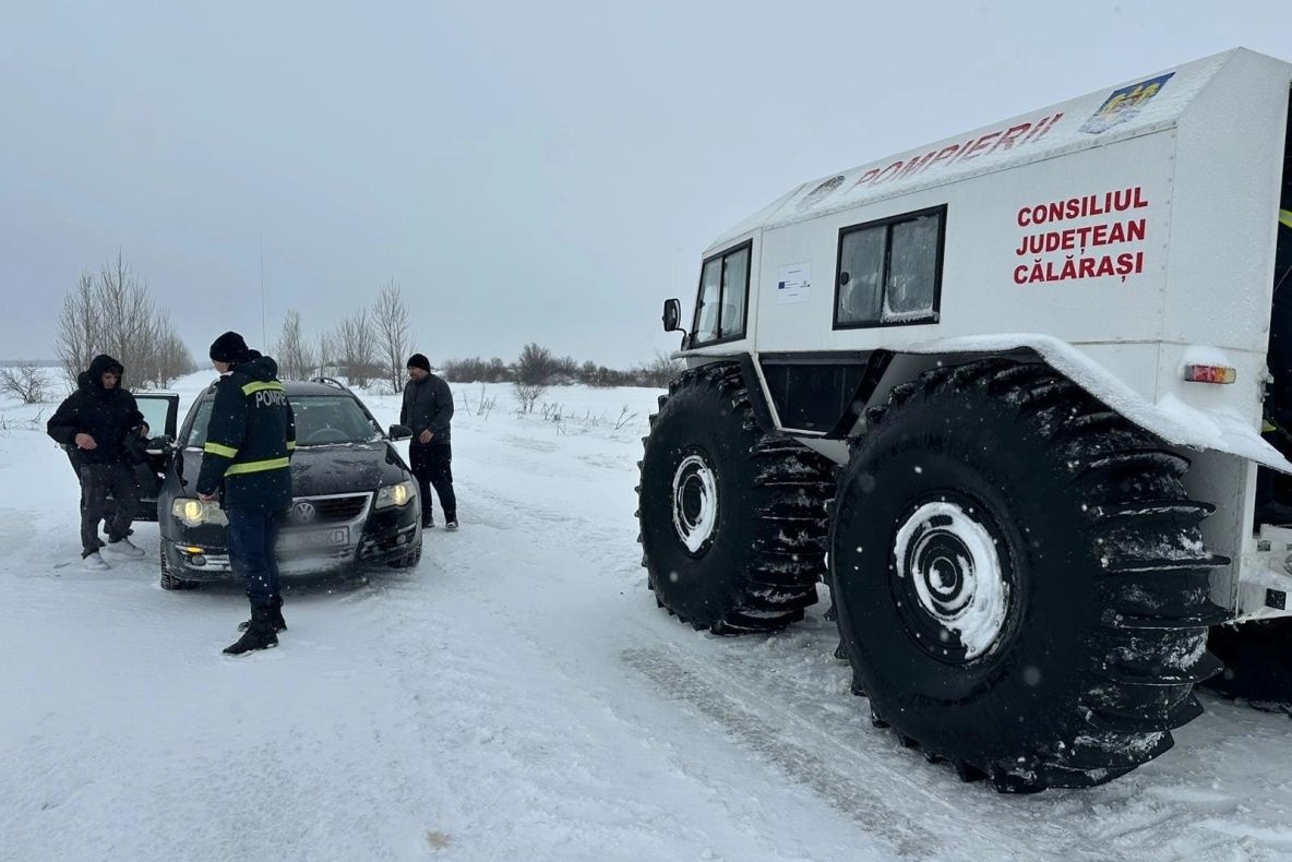 România sub nămeți. Patru drumuri județene din Brăila, blocate din cauza zăpezii și a poleiului
