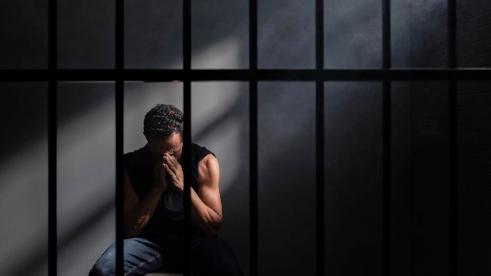 Detenție pe viață pentru bărbatul care și-a ucis cu toporul iubita însărcinată. Tribunalul Prahova a dat cea mai dură pedeapsă