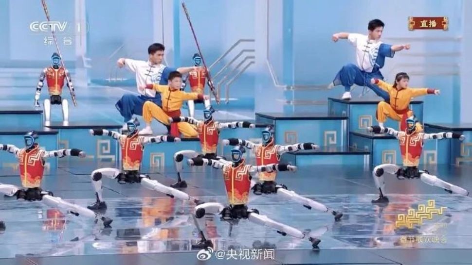 Roboții kung-fu. Androizii chinezești au dat un spectacol cu acrobații care ar lăsa orice gimnastă cu gura căscată - VIDEO