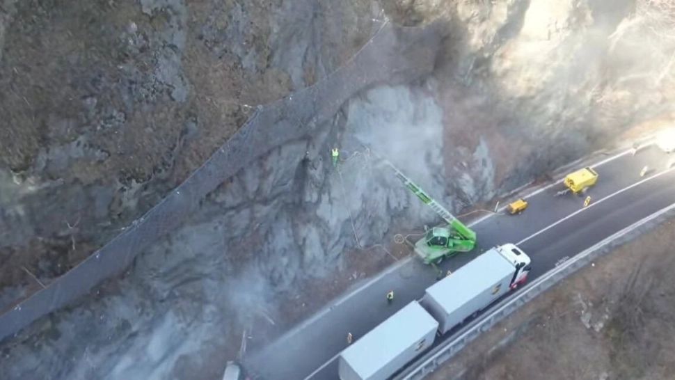 Noi restricții de circulație pe Valea Oltului. Continuă lucrările de consolidare a versanților