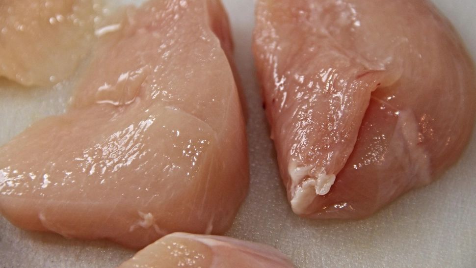 Cum gătești pieptul de pui ca să se topească în gură? Reguli simple pentru un preparat fraged cu o suculență garantată