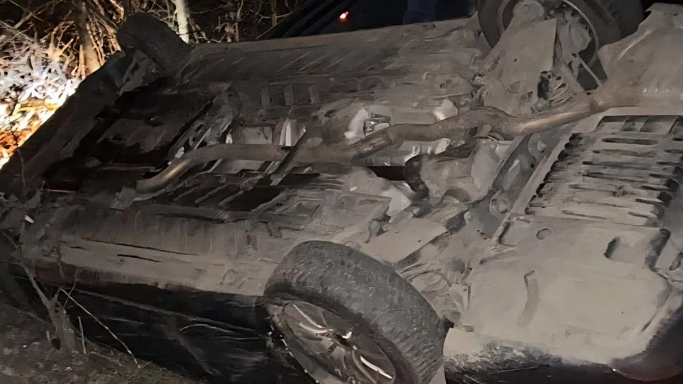 Inconștiență fără margini. Trei minori din Vrancea răniți, după ce un adolescent a intrat cu un autoturism într-un cap de pod