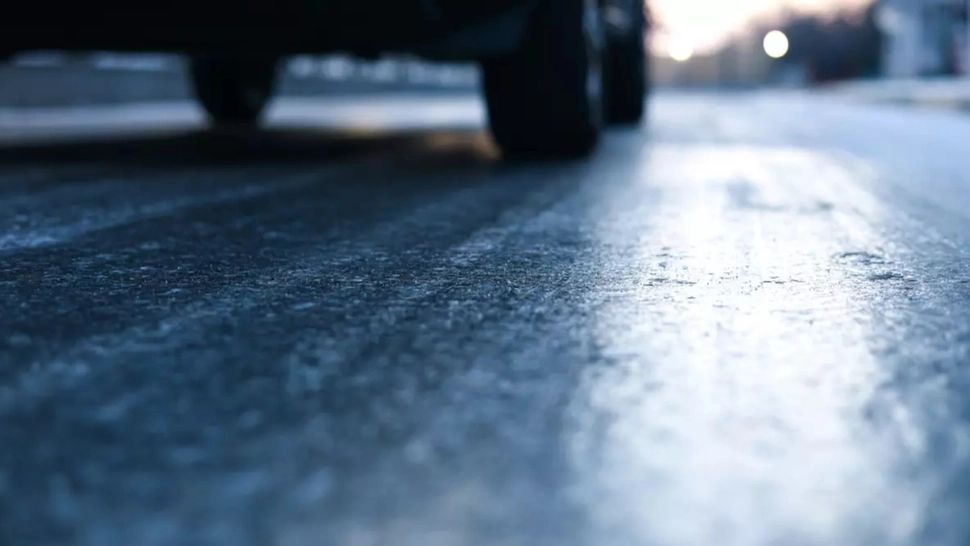 Mare atenție, șoferi. Circulația pe un tronson din DN 28 Iaşi – Albiţa este oprită din cauza poleiului