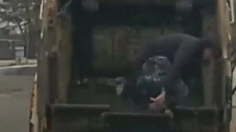 Fugar prins după ce a sărit dintr-un tomberon. A fost descoperit de un angajat de la salubritate