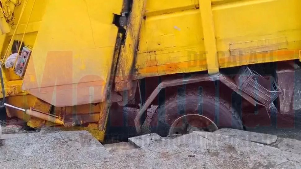 Șosea surpată în centrul Galați: o mașină de gunoi a căzut într-o groapă
