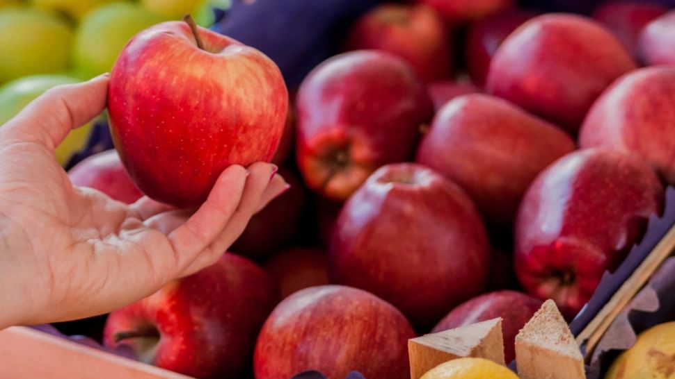 Alertă alimentară în Europa. Pesticide cu risc cancerigen, descoperite în 85% dintre merele analizate