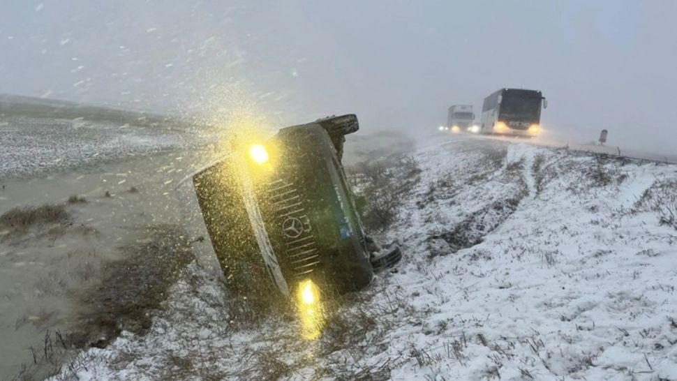 Microbuz răsturnat pe DN 21, în Brăila: cinci persoane implicate în accident