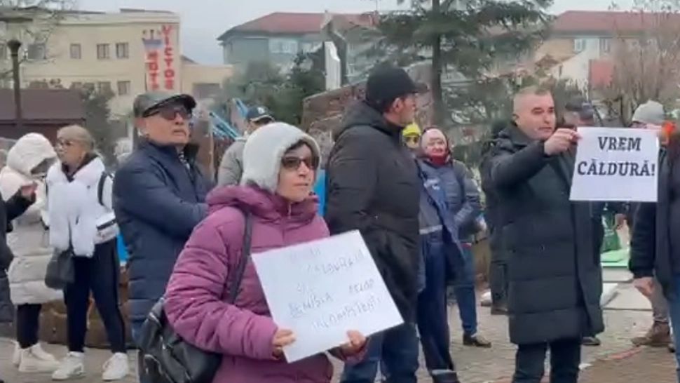 Protest în fața Primăriei Motru. Oamenii exasperați de frigul din case strigă la unison „Vrem căldură!” - VIDEO