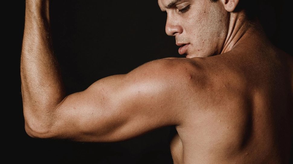 Bărbații cu mușchi nu mai sunt la modă! Ce tip de corp masculin este preferat de femei și de ce, conform unui sondaj