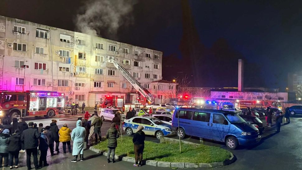 Tragedie în Năvodari. O persoană a murit carbonizată într-un incendiu de apartament. Zeci de locatari evacuați de urgență VIDEO