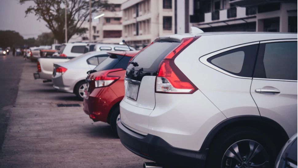 Chiar dacă locul de parcare e al tău, nu poți să faci ce vrei cu el. Legea te poate lovi cu amenzi usturătoare