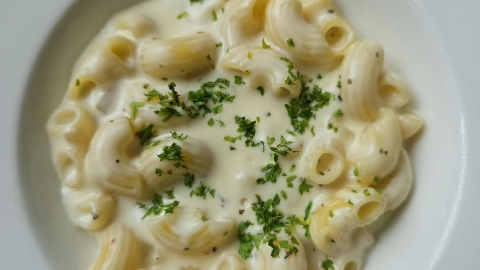 Rețeta celui mai bun sos alb pentru paste: ingredientul secret care îi conferă un gust aparte și o textură perfectă