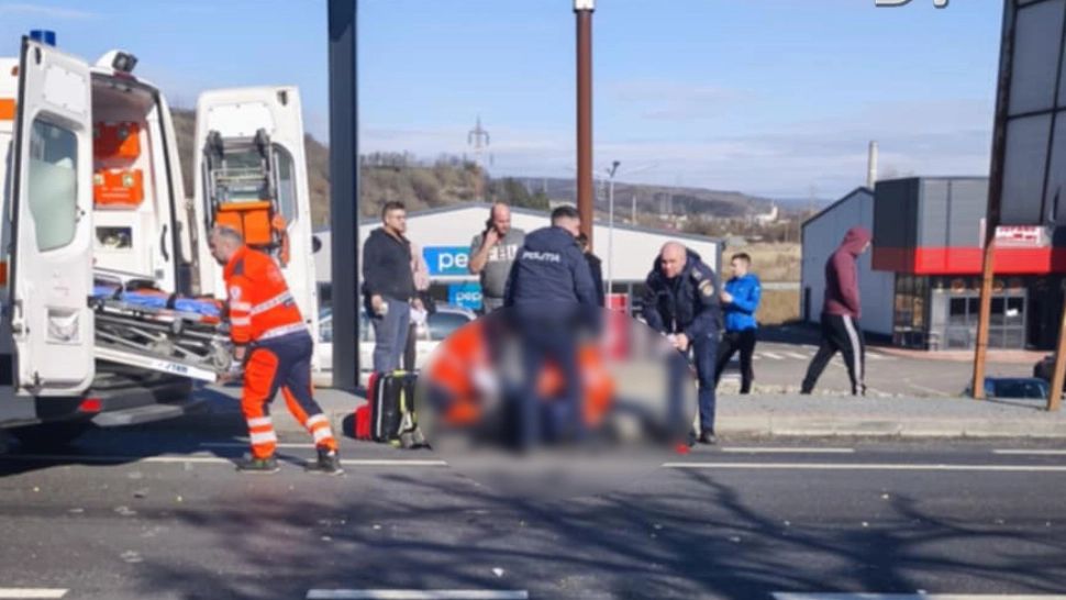 Femeie lovită grav de un camion pe o trecere din Dej. Oamenii cer de o lună de zile marcarea „zebrei”