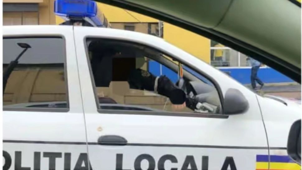 Polițist local, lovit intenționat cu mașina în centrul Clujului de un șofer care a refuzat să se legitimeze. Bărbatul a fugit de la fața locului