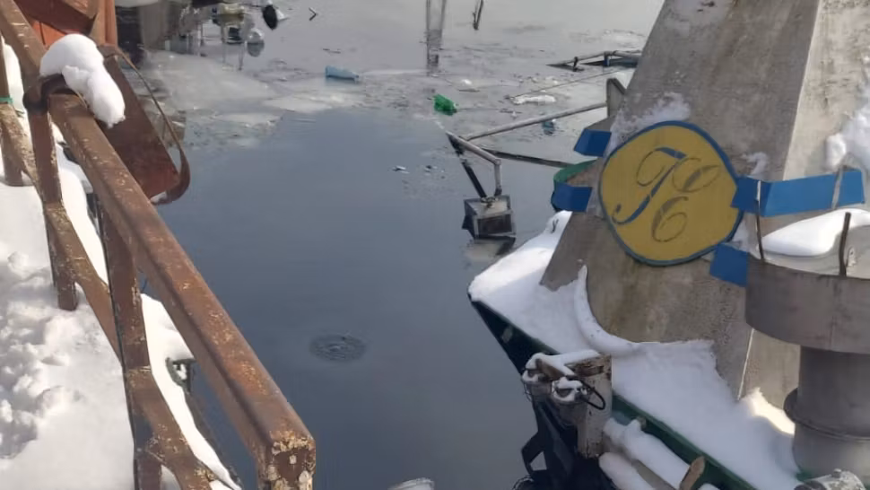 Dezastru ecologic pe Dunăre. O navă cu produse petroliere s-a scufundat în zona Plaja Veche din Giurgiu FOTO+VIDEO