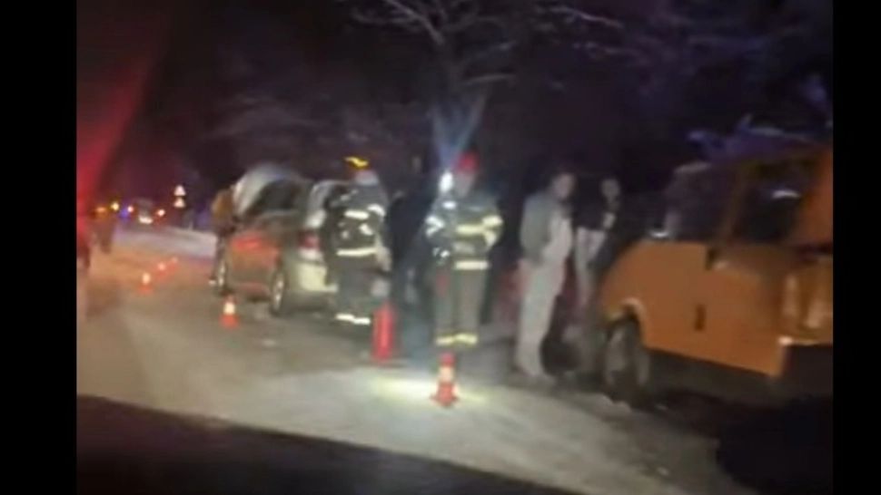 Carambol pe DN71, din cauza zăpezii. Patru mașini au fost implicate, trei oameni au ajuns la spital VIDEO