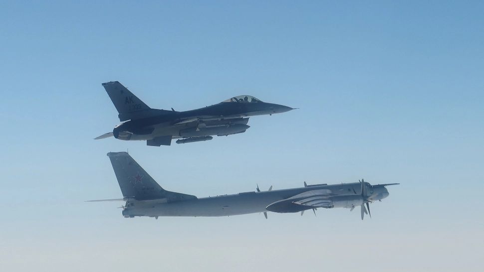 Tensiuni în aer. Cinci avioane ruseşti, escortate de aviaţia americană şi canadiană după ce au fost detectate în largul Alaskăi 