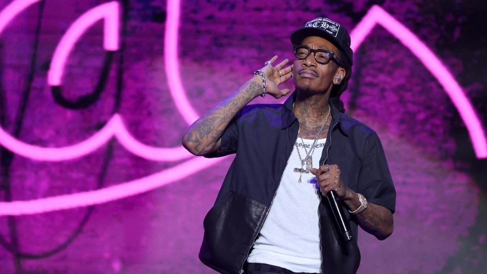 Wiz Khalifa, condamnat definitiv la închisoare cu executare în România, după ce a fumat cannabis pe scena festivalului „Beach, Please!”