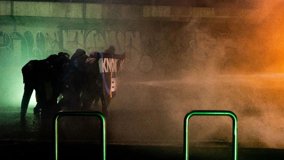 Proteste la Milano față de JO de iarnă: ciocniri violente între manifestanți și poliție FOTO&VIDEO 