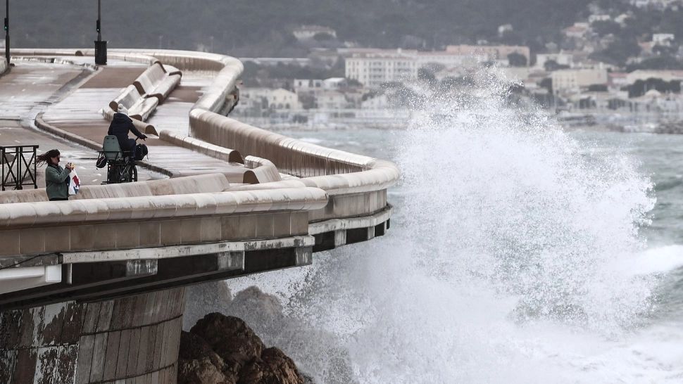 Furtuna Nils lovește Franța! Cod roșu de ploi și inundații, MAE avertizează românii care călătoresc