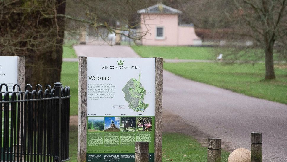 Percheziţii la Royal Lodge după arestarea și eliberarea prințului Andrew, suspectat de legături cu Jeffrey Epstein 