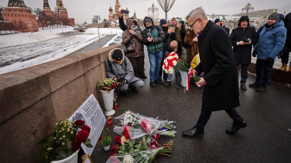 Sfidare sub nasul lui Putin. Ambasadorul României la Moscova a depus flori în cinstea celui mai mare opozant al său, chiar lângă zidul Kremlinului - FOTO