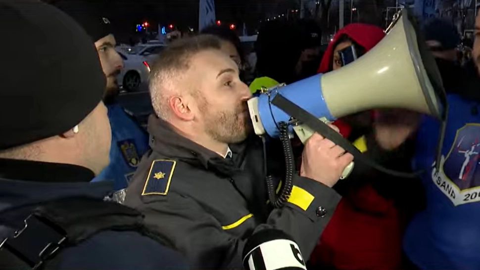 Momente tensionate la protestul polițiștilor din Piața Victoriei. Liderii de sindicat au cerut să fie primiți de Bolojan, dar jandarmii i-au oprit – VIDEO