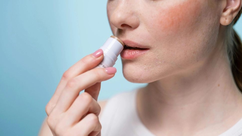 Remedii naturiste pentru buze uscate și mâini crăpate. Care sunt cauzele și soluțiile, conform specialiștilor