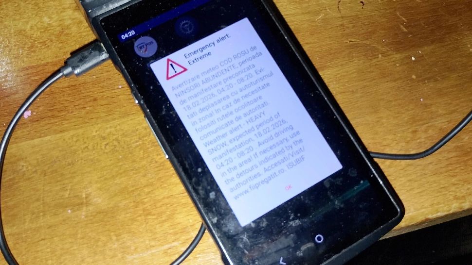 Românii treziți la 4 dimineața de mesajul RO‑ALERT reacționează cu glume acide și revoltă pe internet. „Dorelul care a luat decizia asta ar trebui dat afară”