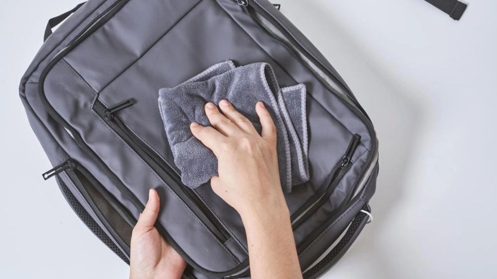 Cum cureți rucsacurile din piele ecologică sau textil? Sfaturi și recomandări 