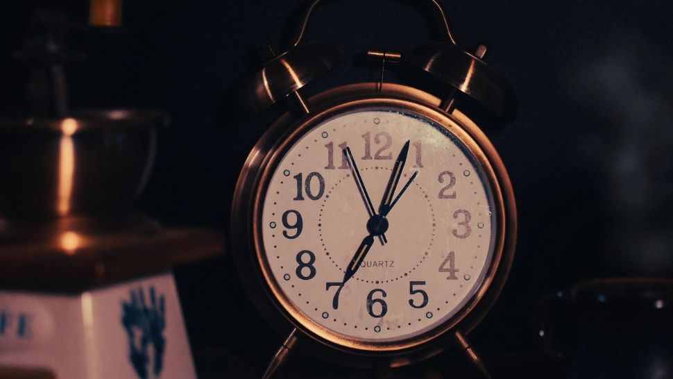 Când trece România la ora de vară în 2026: ce efecte are asupra somnului și sănătății