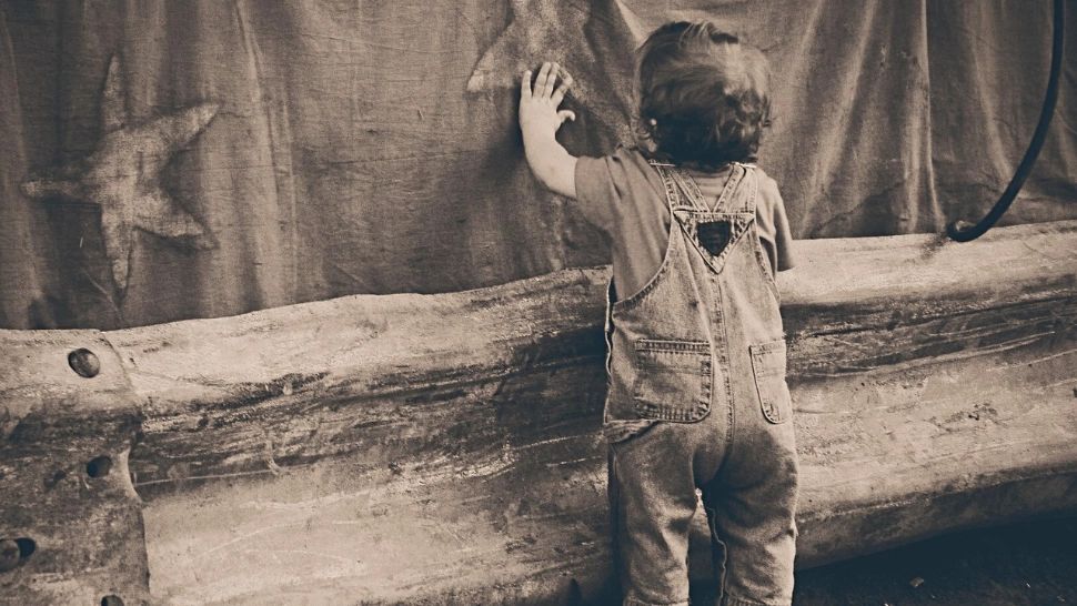 Caz șocant în Tulcea: copil de 3 ani ucis în bătaie. Partenerul mamei și femeia, reținuți