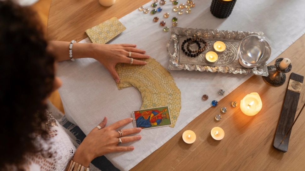 O femeie „din România sau Bulgaria”, pe lista neagră a poliției germane. Înșela victimele prin metoda „îți văd boala și te vindec”