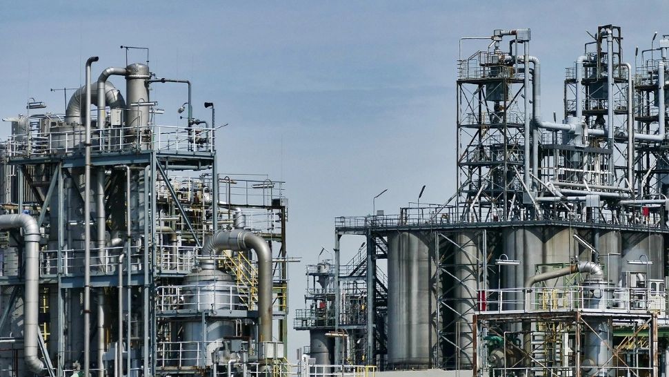 Rafinărie din Ploiești, sancționată cu 100.000 de lei pentru nerespectarea obligațiilor de mediu privind un teren contaminat