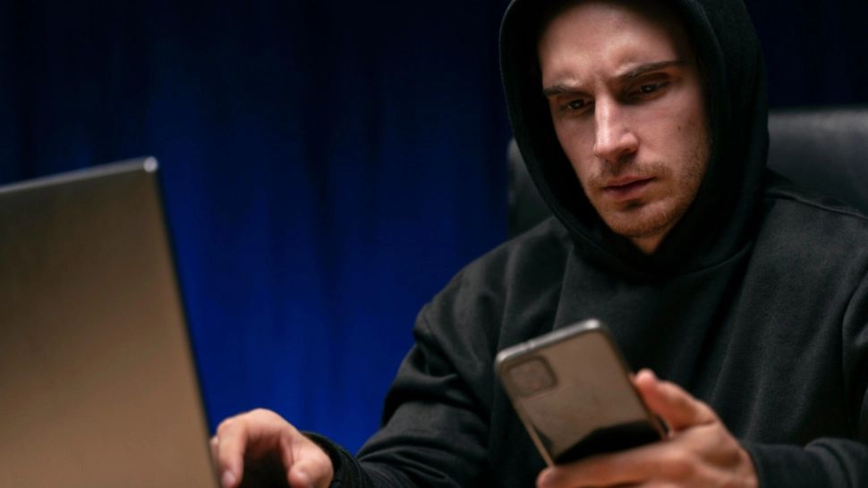 Cât a strâns o rețea de escroci din înșelătoria mesajelor false. Bilanțul IPJ Prahova