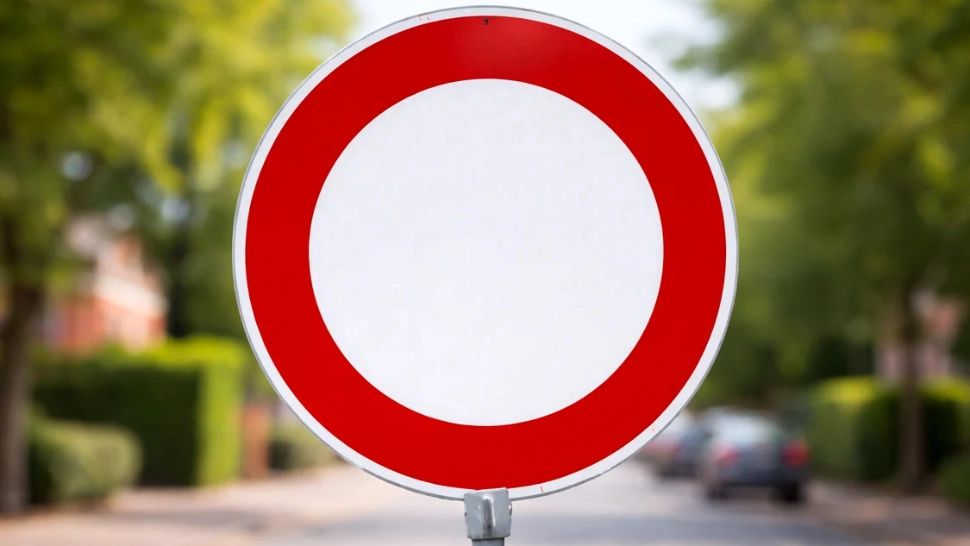 Șoferii, luați prin surprindere de un semn rutier aparent banal. Ce reprezintă cercul alb cu margine roșie  