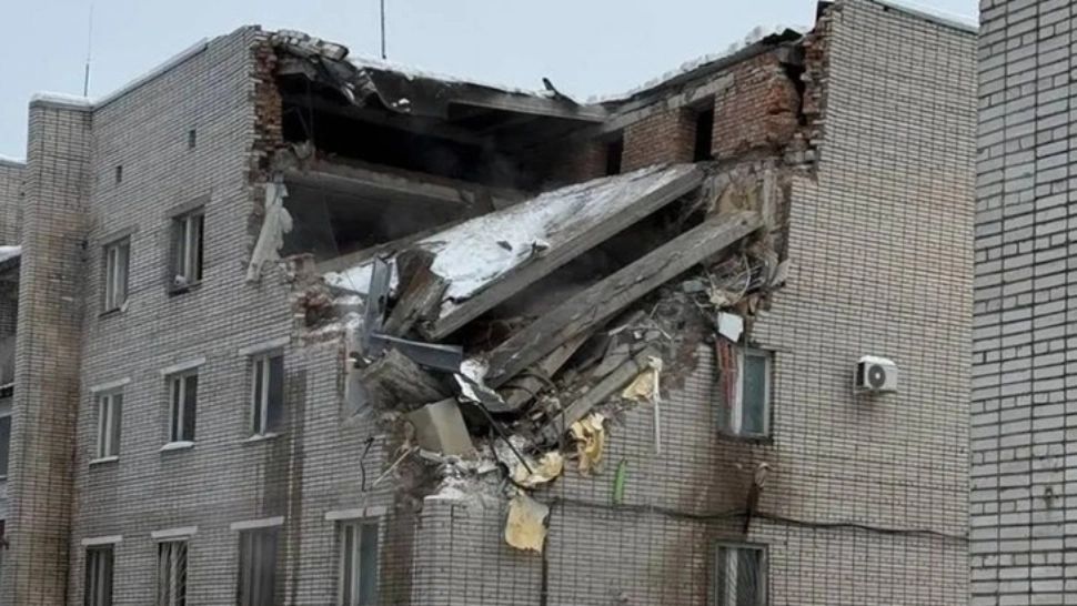 Clădire prăbușită într-o bază militară din Rusia. Doi oameni ar fi murit
