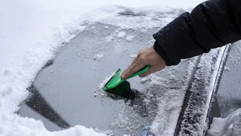 Trucuri pentru a-ți deszăpezi mașina rapid iarna: metode eficiente care te scapă de zeci de minute pierdute