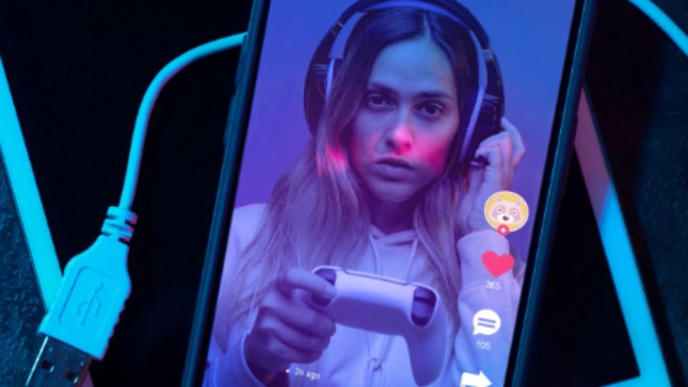 Noua provocare nebună de pe rețelele sociale: tinerii își acoperă gura cu folie alimentară ca să „mănânce fără calorii” - VIDEO