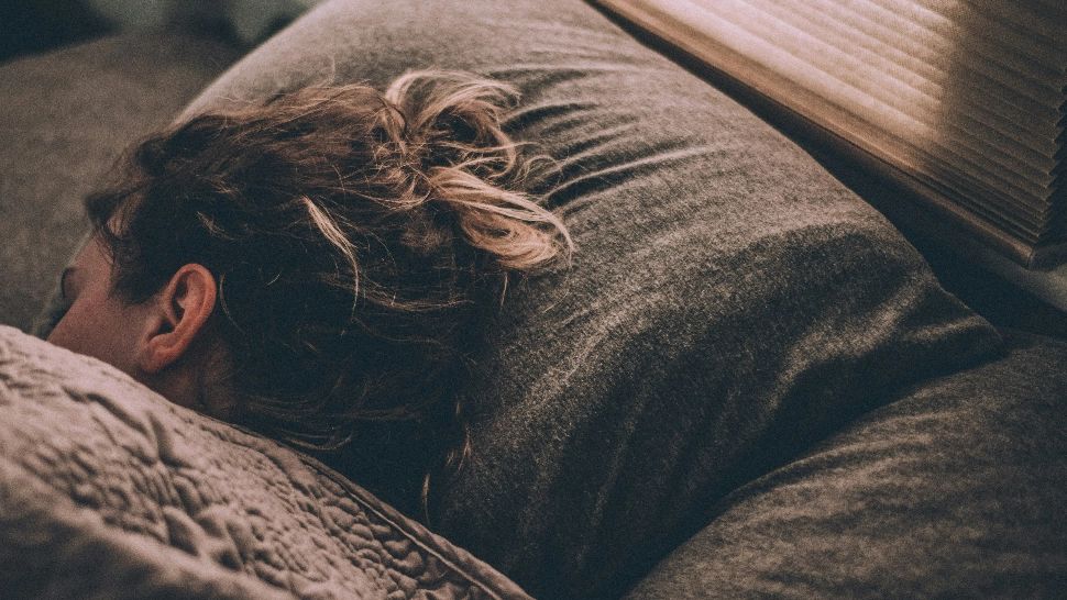 De ce este bine să dormi mai mult iarna. Cum ne influențează anotimpurile somnul