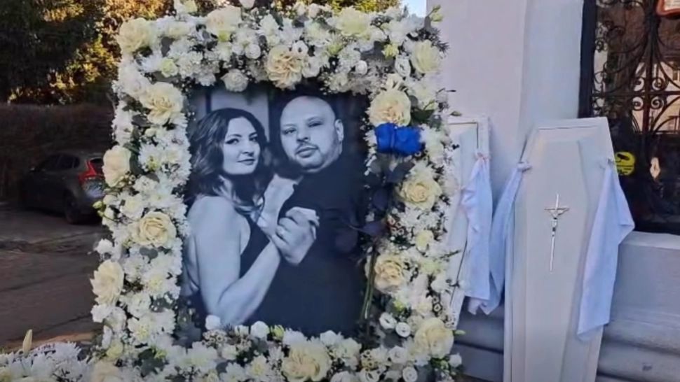 Vaslui și-a luat rămas bun de la soții morți în teribilul accident. Înmormântare cu sicrie albe pentru jandarmeriță, soț și copil