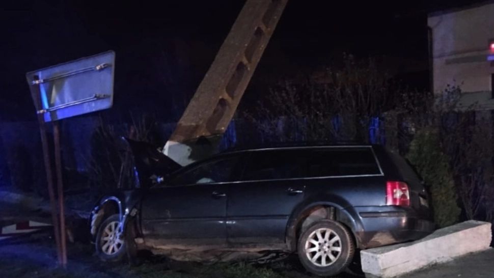 Accident grav în județul Timiș. Un bărbat și o femeie au fost răniți după ce au intrat cu mașina într-un stâlp -FOTO
